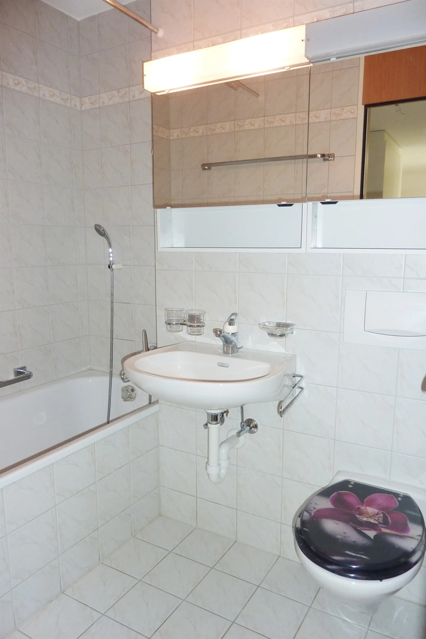 Sunny residential area with large garden seating area - Photo 6 of 10