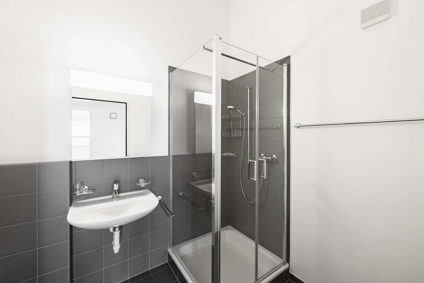 Appartement en attique lumineux de 4,5 pièces avec grande terrasse - Photo 7 sur 10