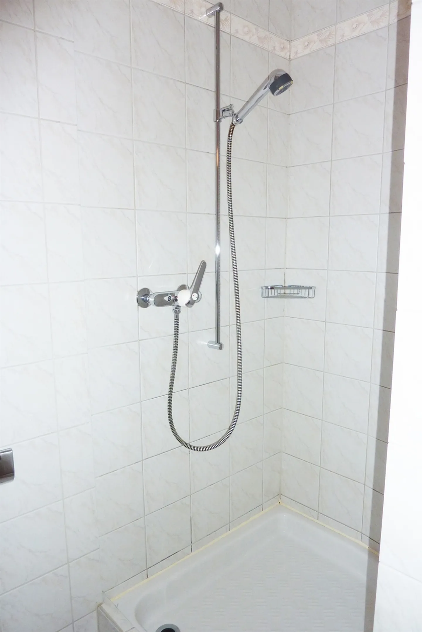 Sunny residential area with large garden seating area - Photo 7 of 10