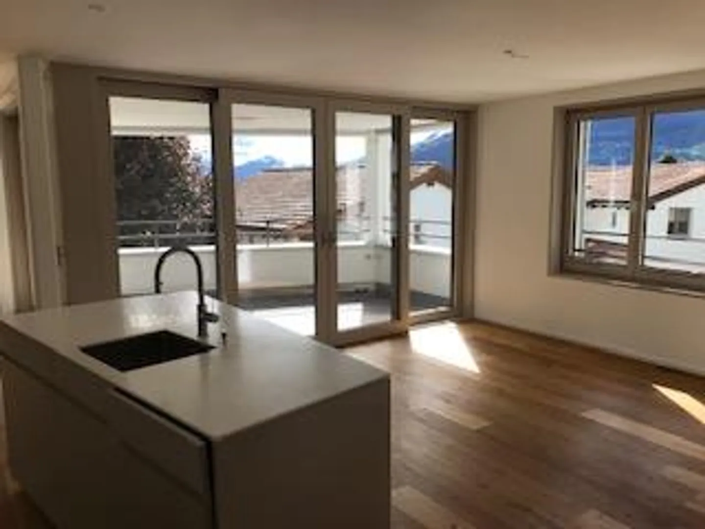 Appartamento luminoso di 4,5 stanze al 1° piano / standard di alta qualità - Foto 3 di 8