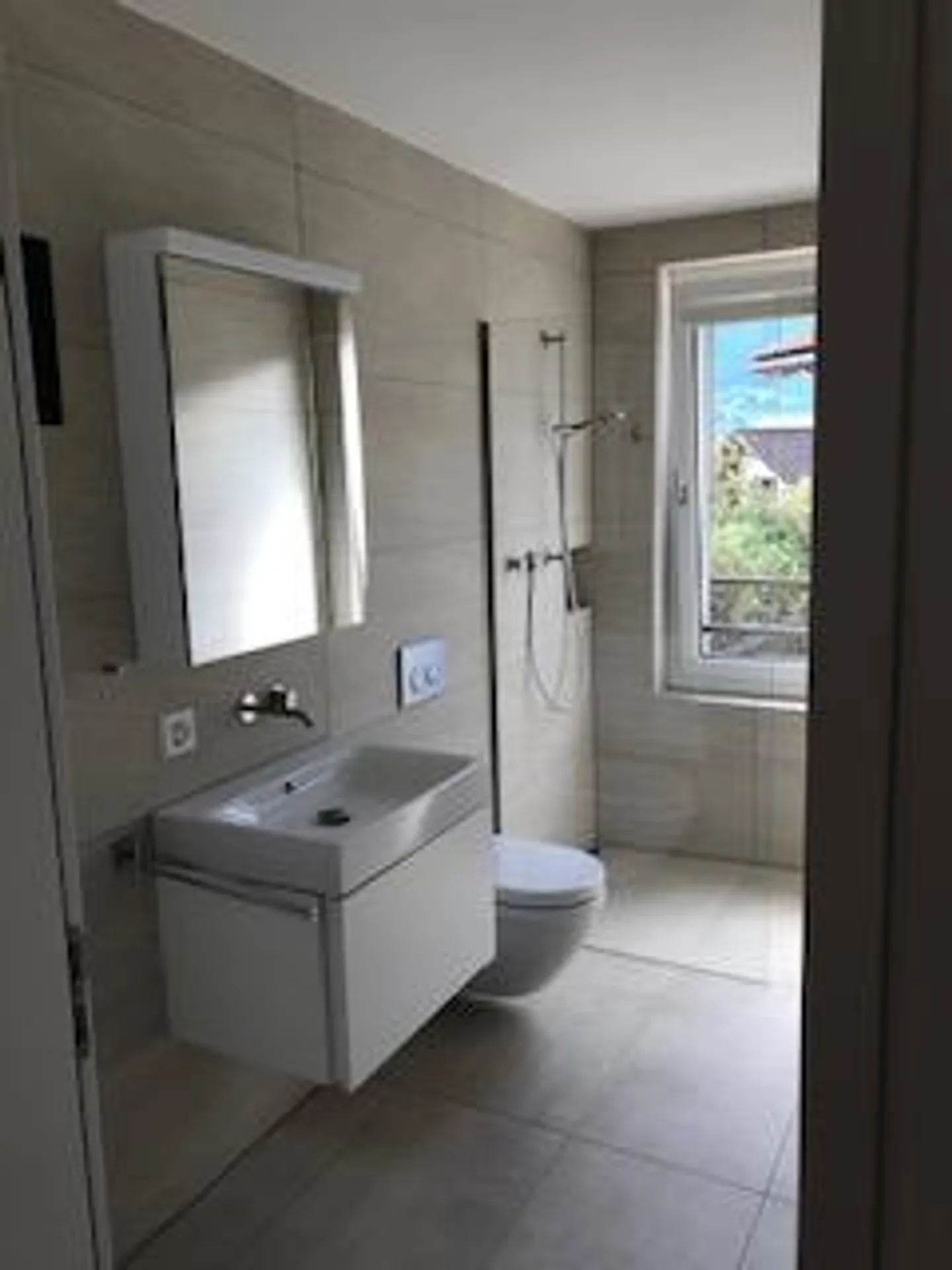 Appartamento luminoso di 4,5 stanze al 1° piano / standard di alta qualità - Foto 8 di 8