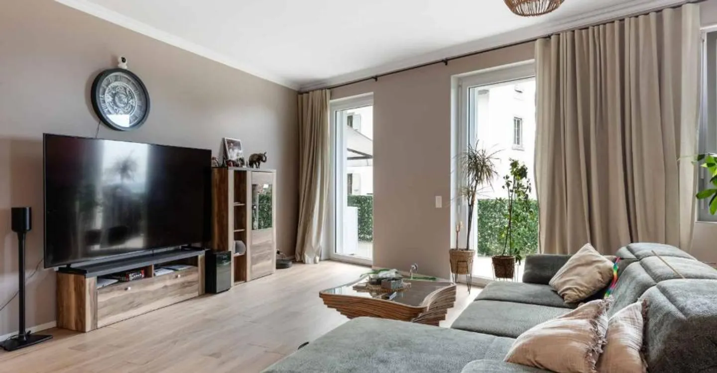 Elegant Apartment with Lake View - Photo 2 of 7