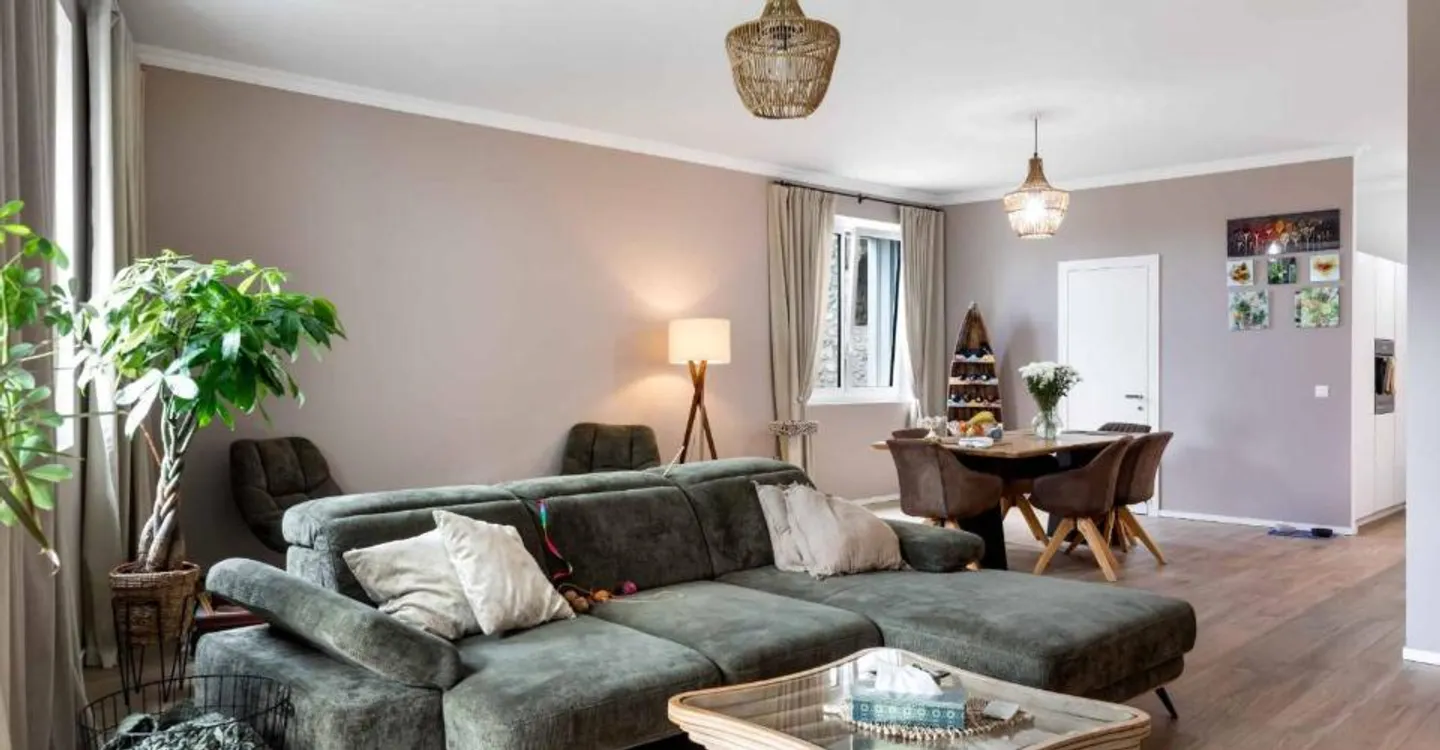 Elegant Apartment with Lake View - Photo 7 of 7