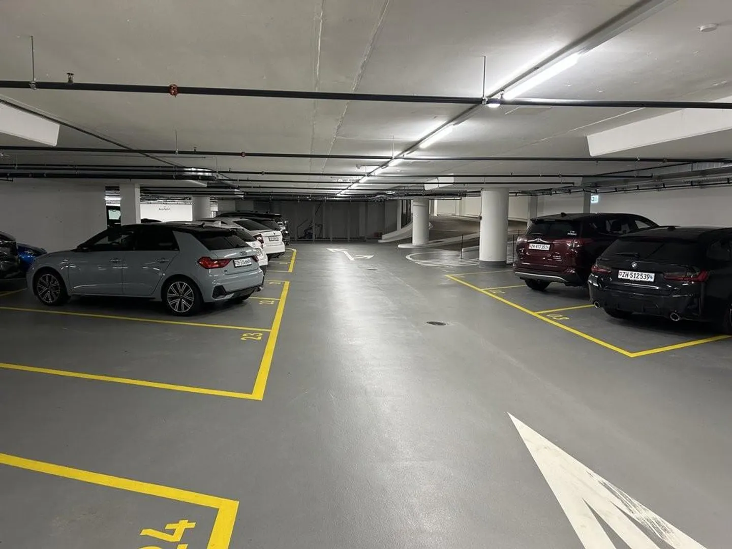 Ampie aree di parcheggio in affitto a Wiedikon - Foto 2 di 5
