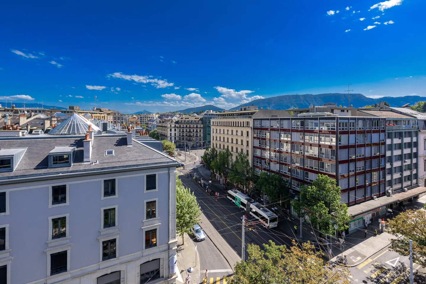 Just 2 steps from the Jet d'Eau! - Photo 2 of 8