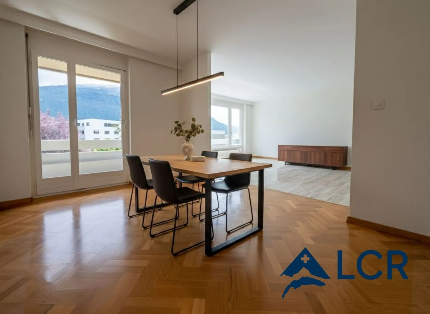 Magnificent 4.5-room apartment / 3 bedrooms / 1 bathroom / 1 balcony - Photo 3 of 13