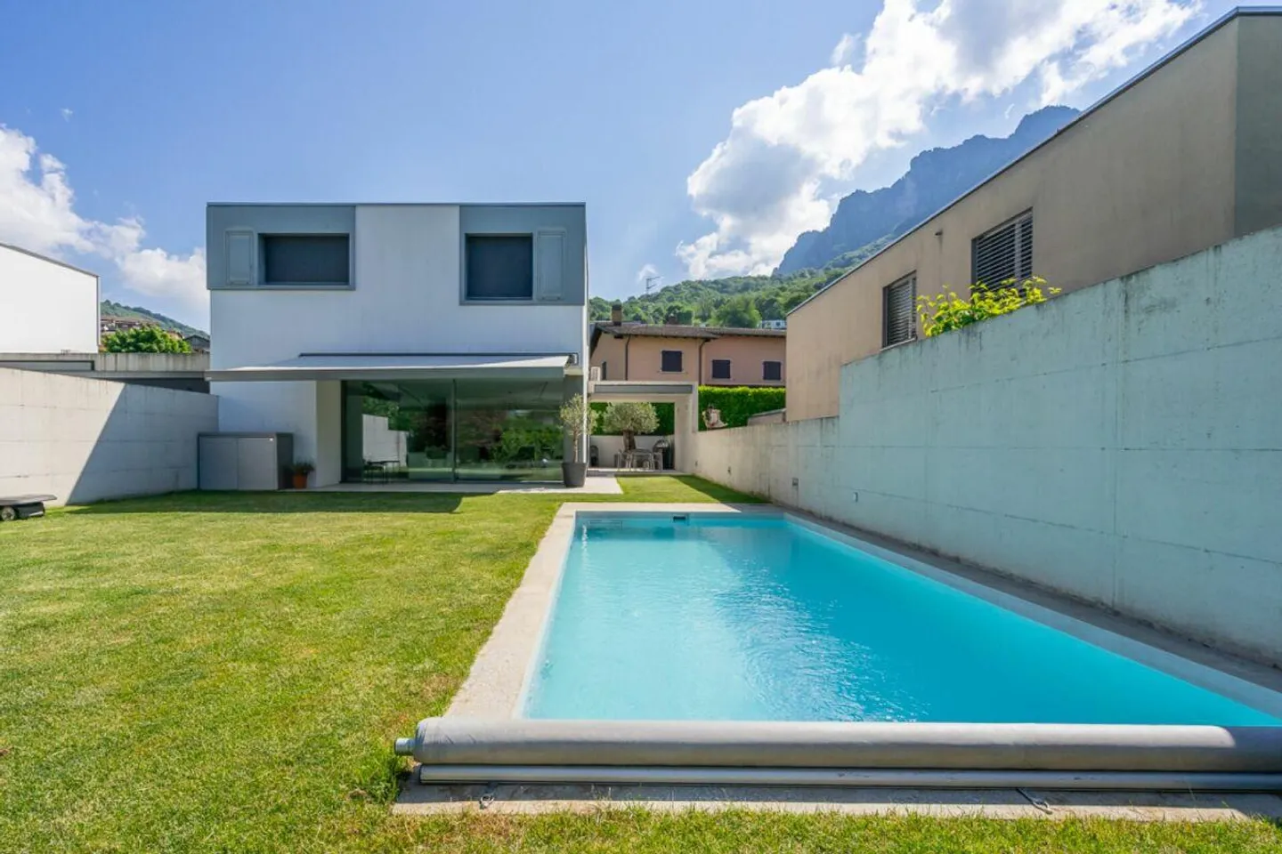 Moderne Villa mit beheiztem Pool - Foto 1 von 17