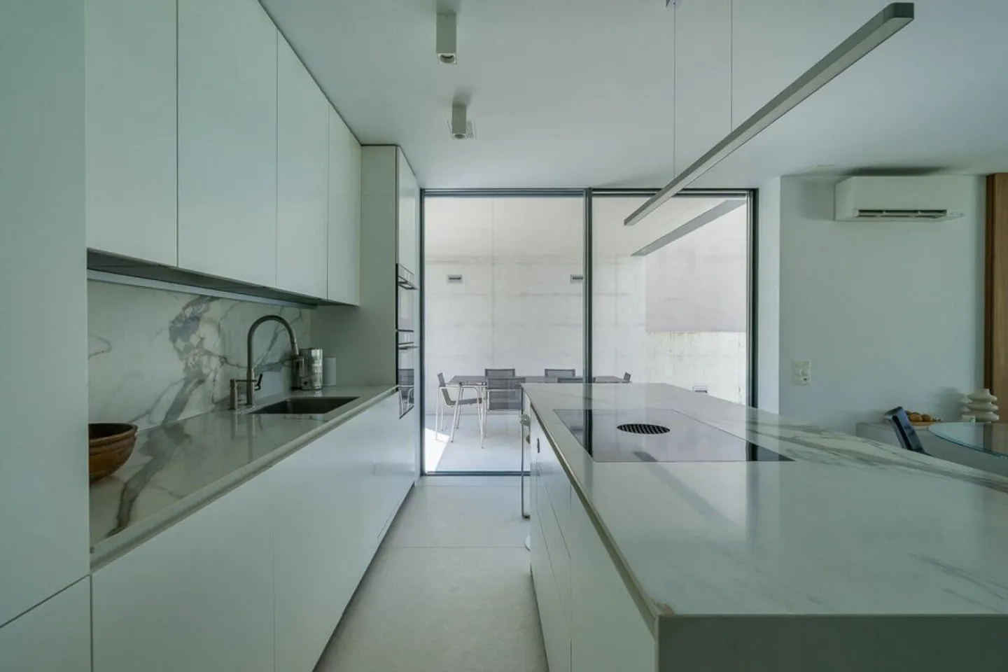 Moderne Villa mit beheiztem Pool - Foto 6 von 17