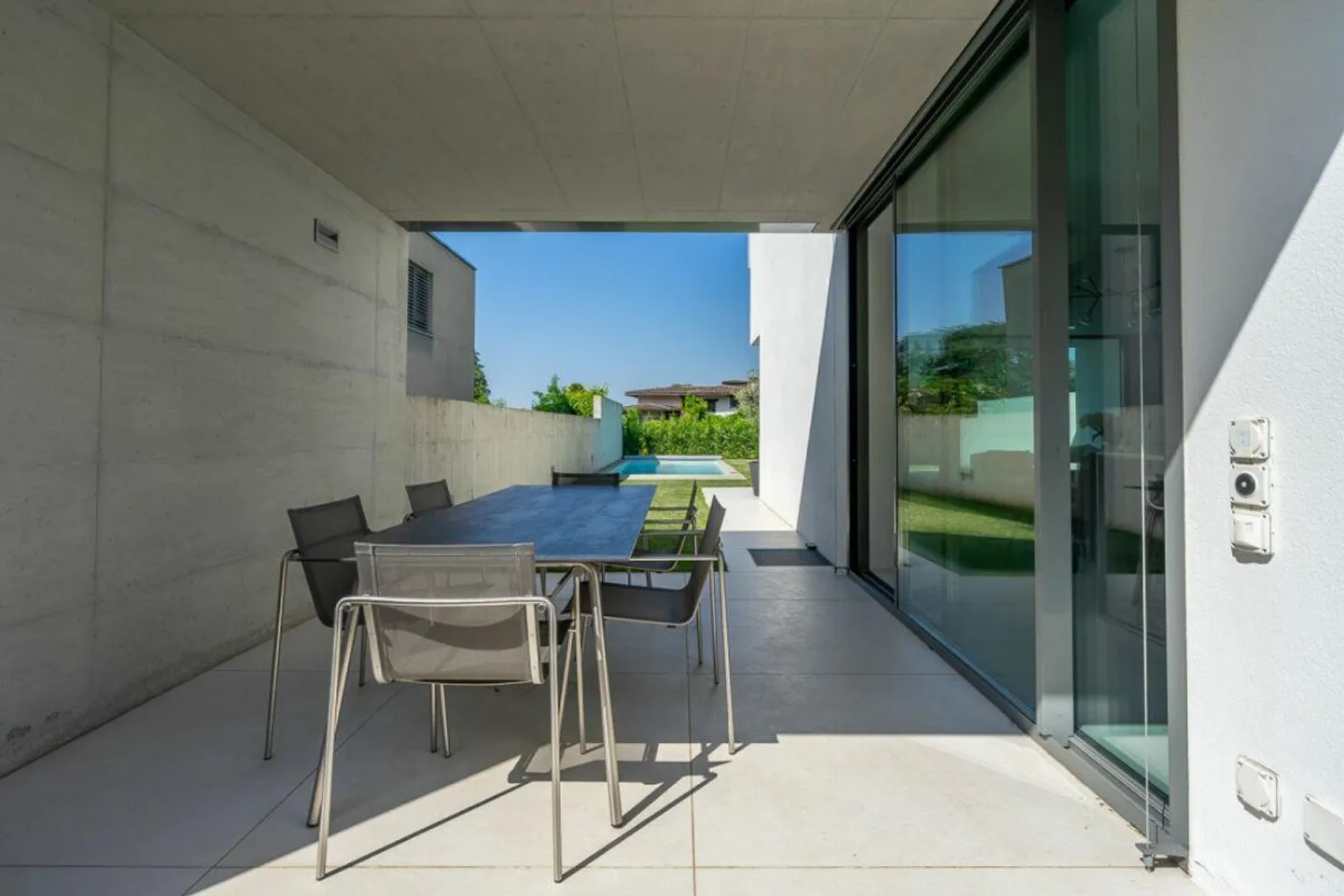 Moderne Villa mit beheiztem Pool - Foto 7 von 17