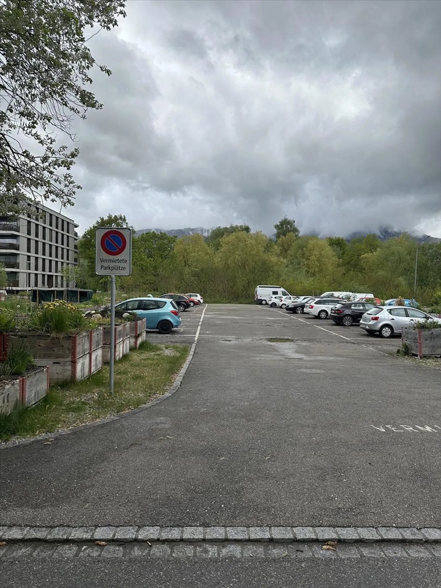 Outdoor parking spaces for rent on the Riverside site (residential area) - Photo 1 of 1