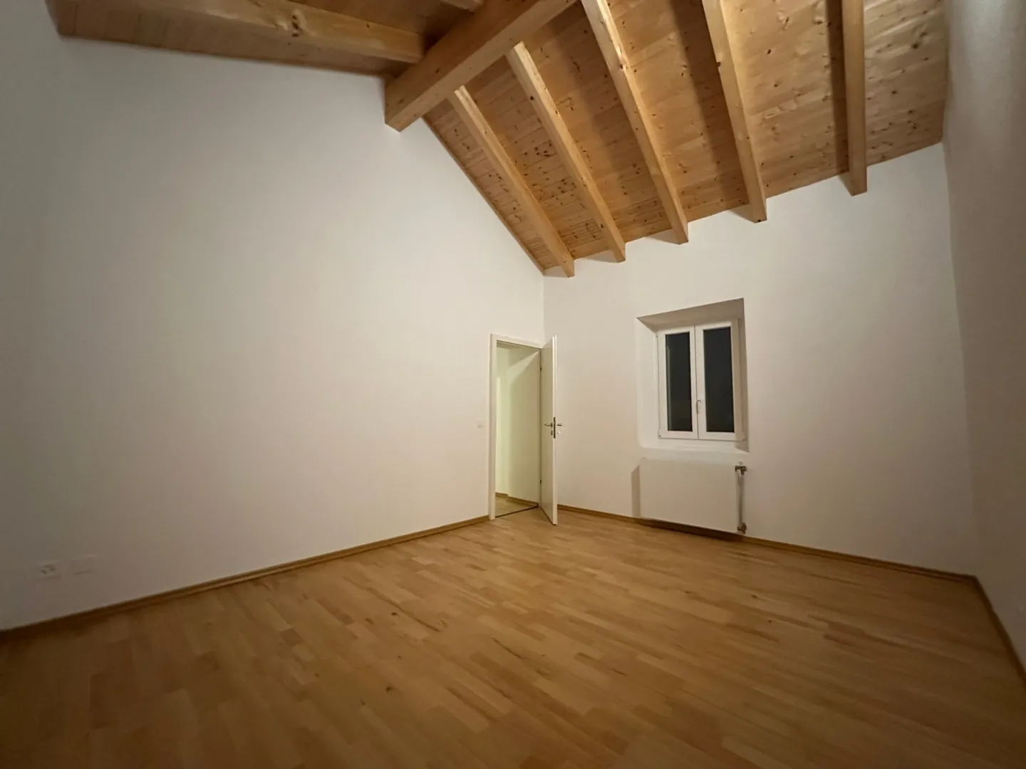 Elegantes Einfamilienhaus mit 5 Zimmern und Balkon, renoviert, Riviera - Foto 2 von 7