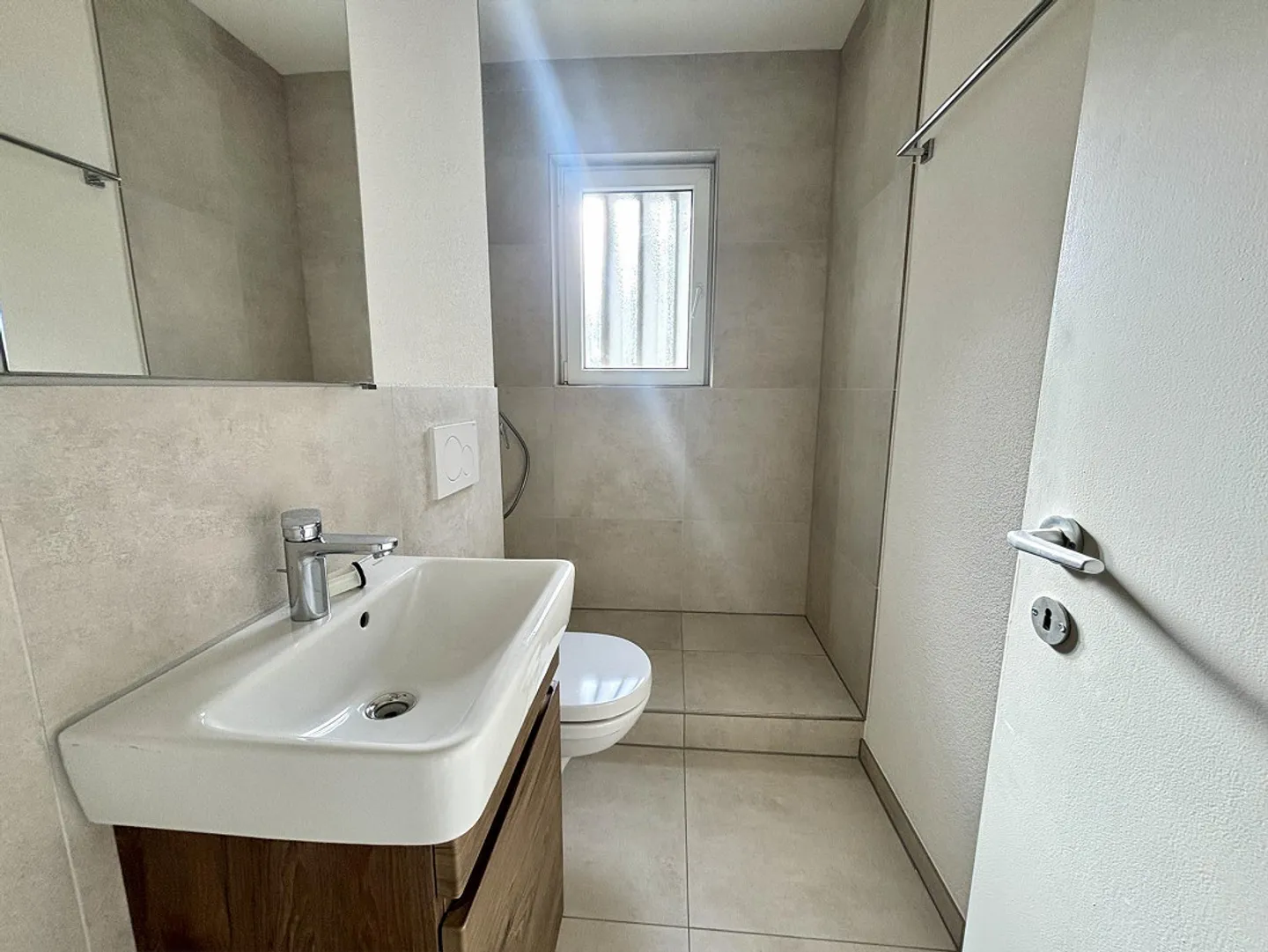 Stilvoll renovierte 3-Zimmerwohnung – Erstbezug nach Sanierung - Foto 4 von 7