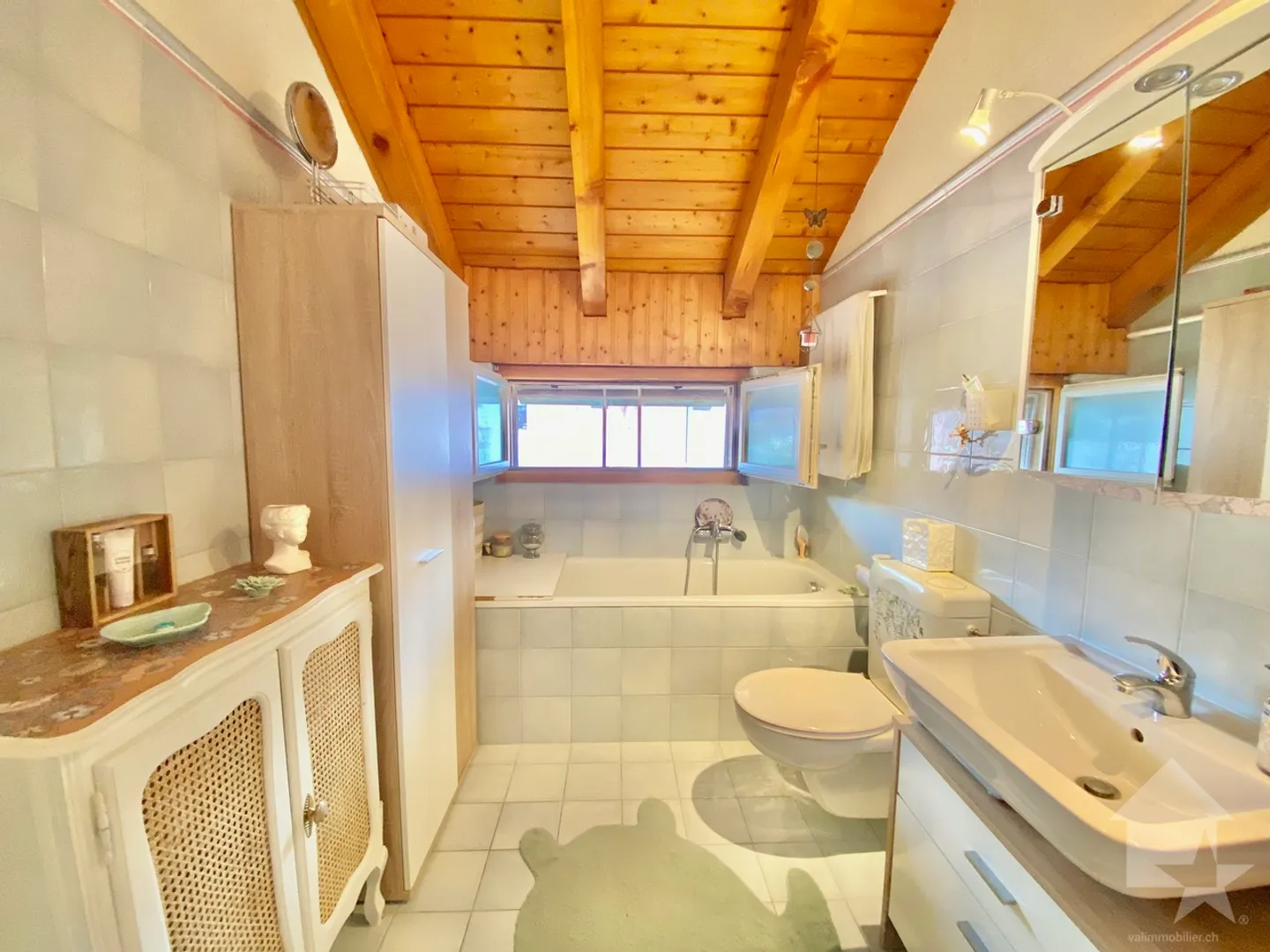 Spazioso attico in zona tranquilla, parcheggio, terrazza di 105 m2 e vista! - Foto 13 di 24