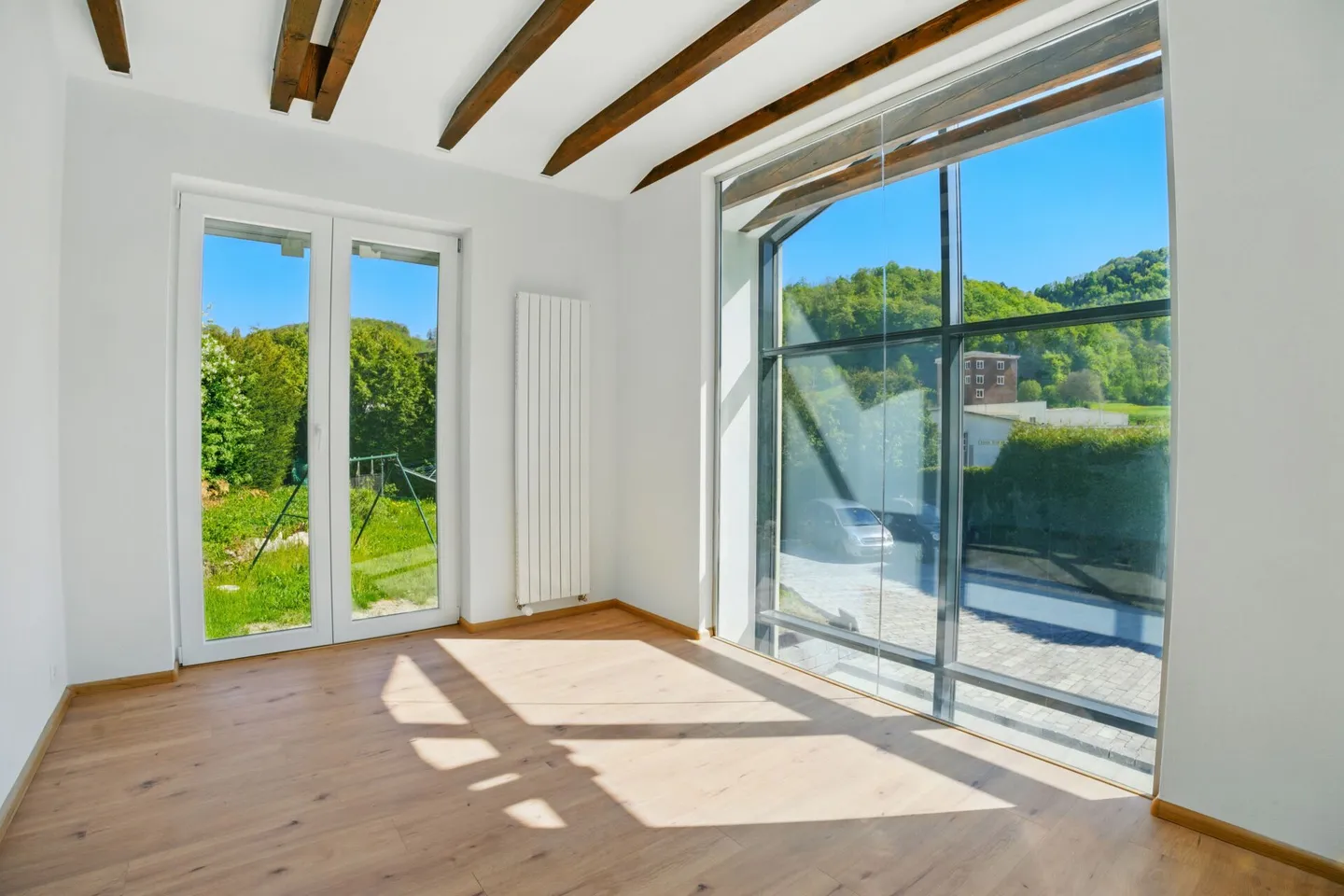 2 residential units with a total of 15 rooms - One unit rented - Photo 10 of 12