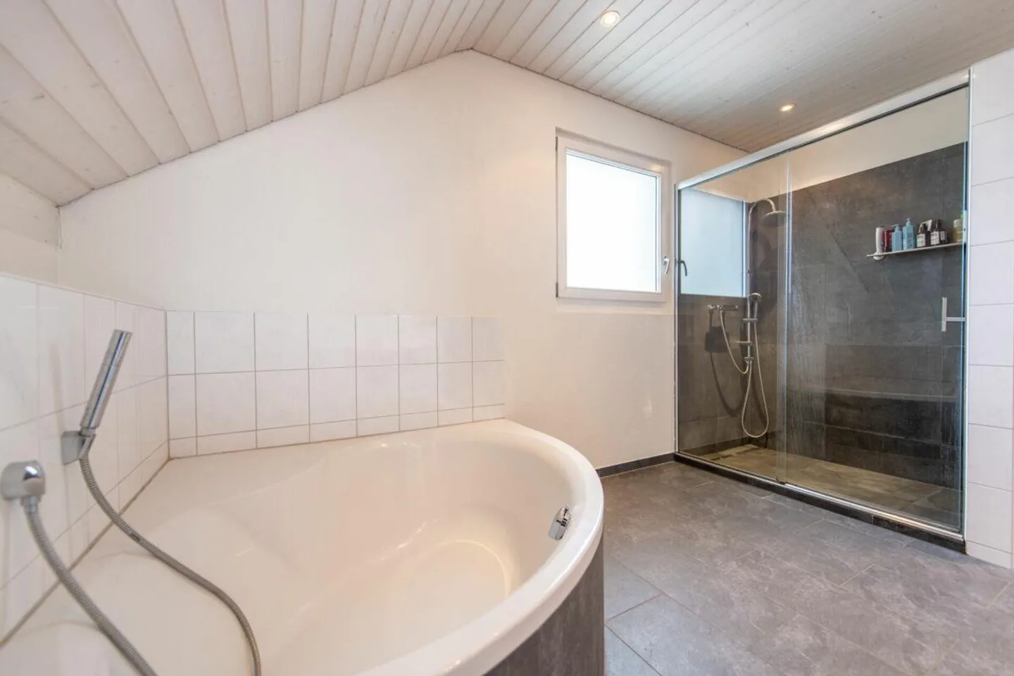 La tua nuova felicità domestica: Casa moderna con giardino spazioso - Foto 13 di 27