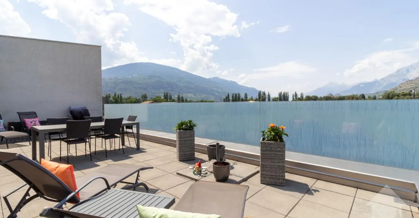 Charming penthouse 5.5 rooms with terrace - Photo 1 of 13