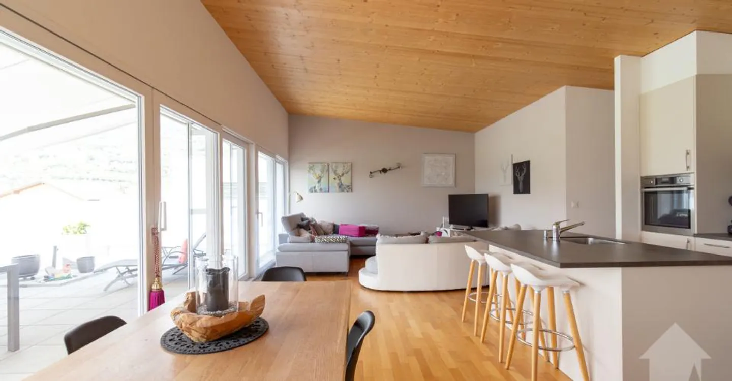 Charming penthouse 5.5 rooms with terrace - Photo 3 of 13