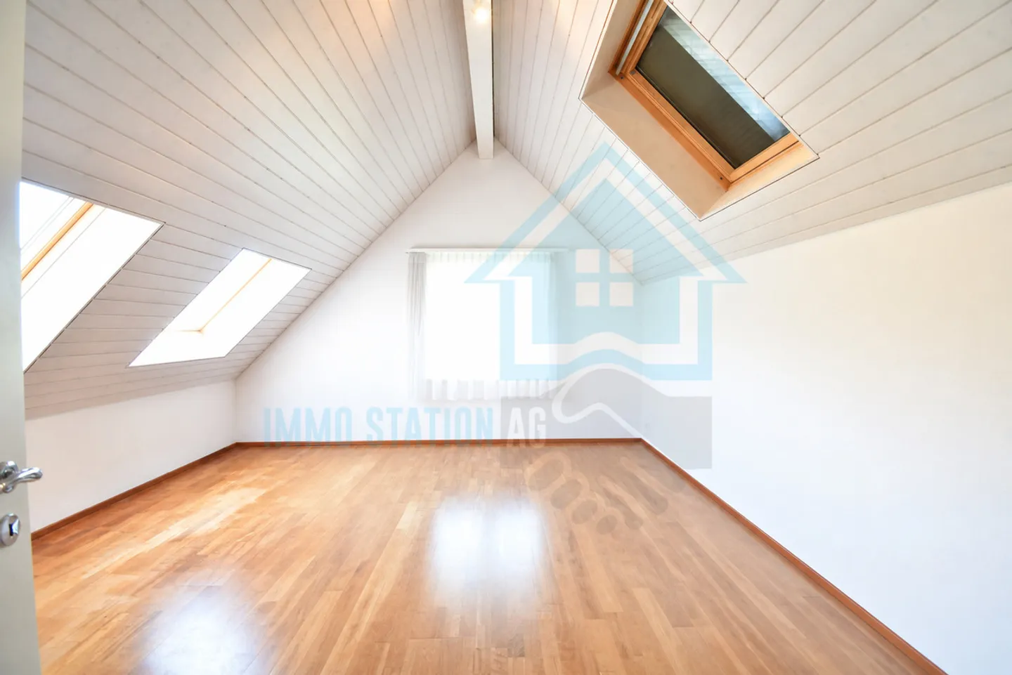 Villa spacieuse avec caractère, jardin et grand potentiel à Stüsslingen - Photo 11 sur 17