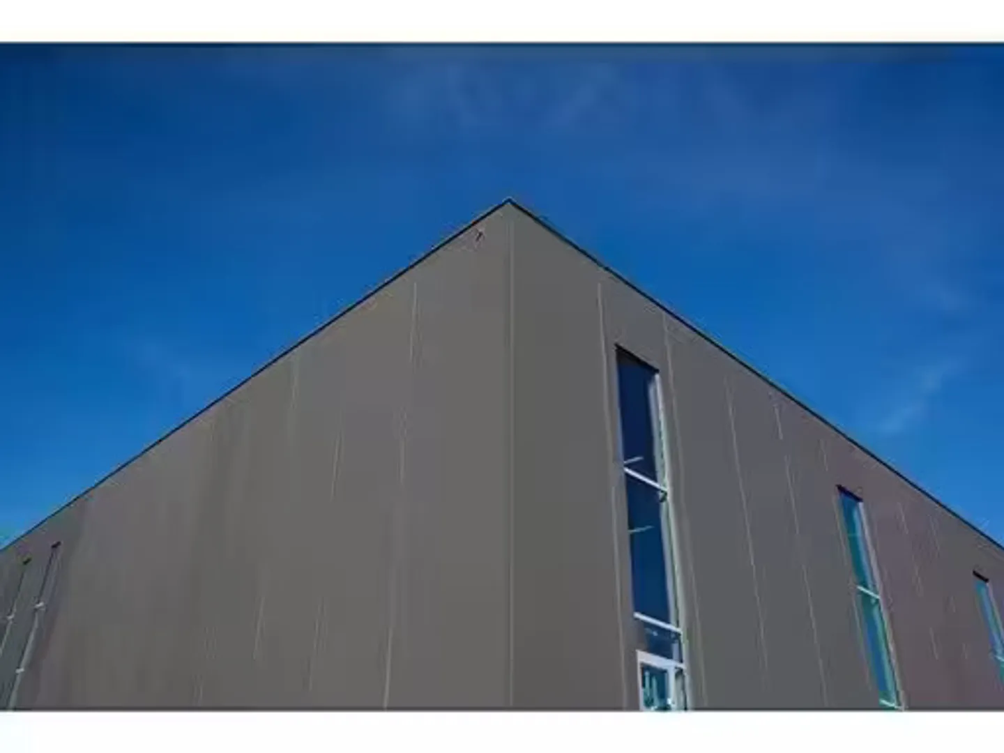 Industriehalle mit Parkplatz - Foto 1 von 1