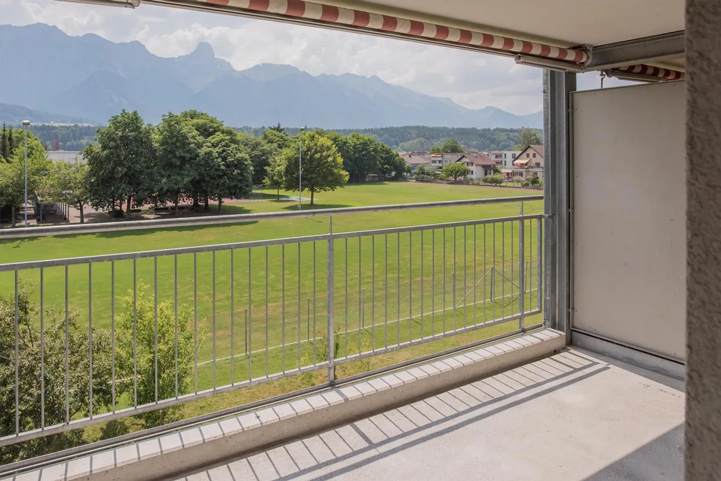 Moderne Maisonettewohnung mit traumhaftem Ausblick auf die Alpen - Photo 4 of 8