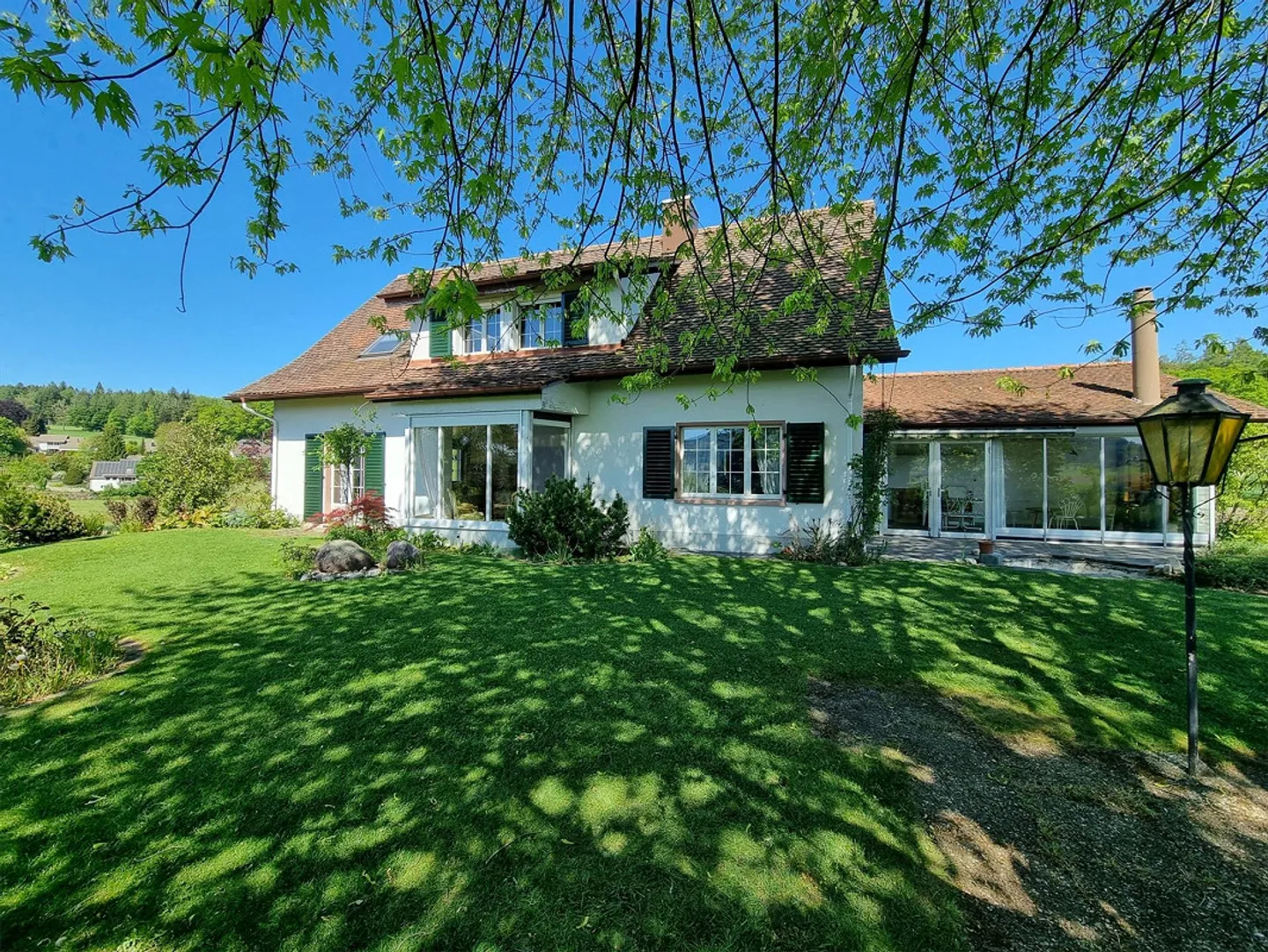 8.5-Zimmer-Landhausvilla an bester Aussichtslage mit grossem Garten - Photo 1 sur 10