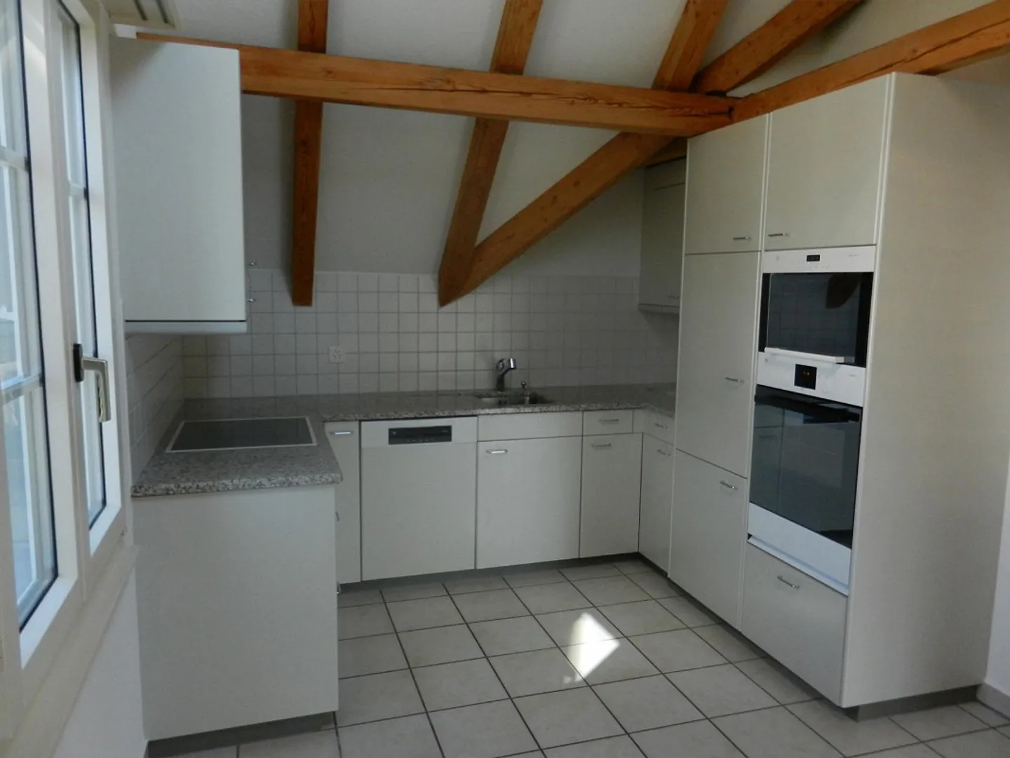 Appartement sous les combles 3,5 pièces (2ème étage) avec belle vue - Photo 3 sur 7