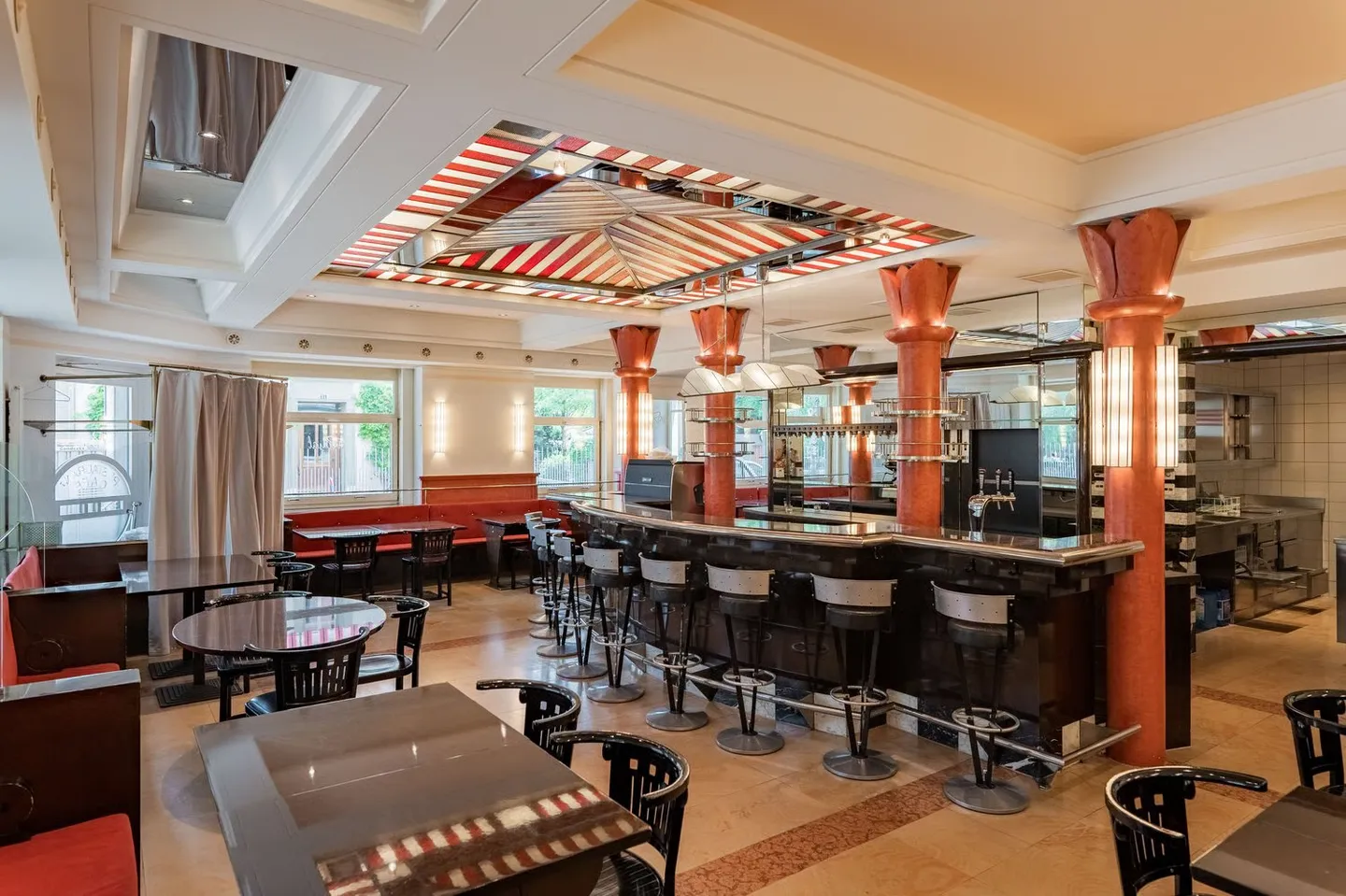 Restaurant pour locataire innovant, dans un emplacement ensoleillé et central - Photo 8 sur 28