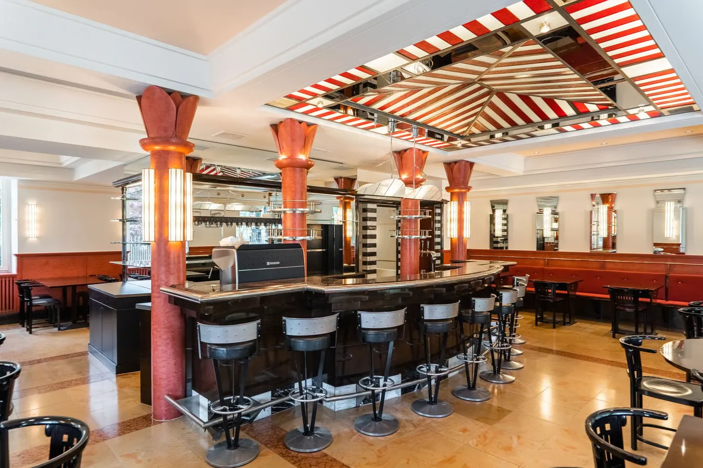 Restaurant pour locataire innovant, dans un emplacement ensoleillé et central - Photo 9 sur 28