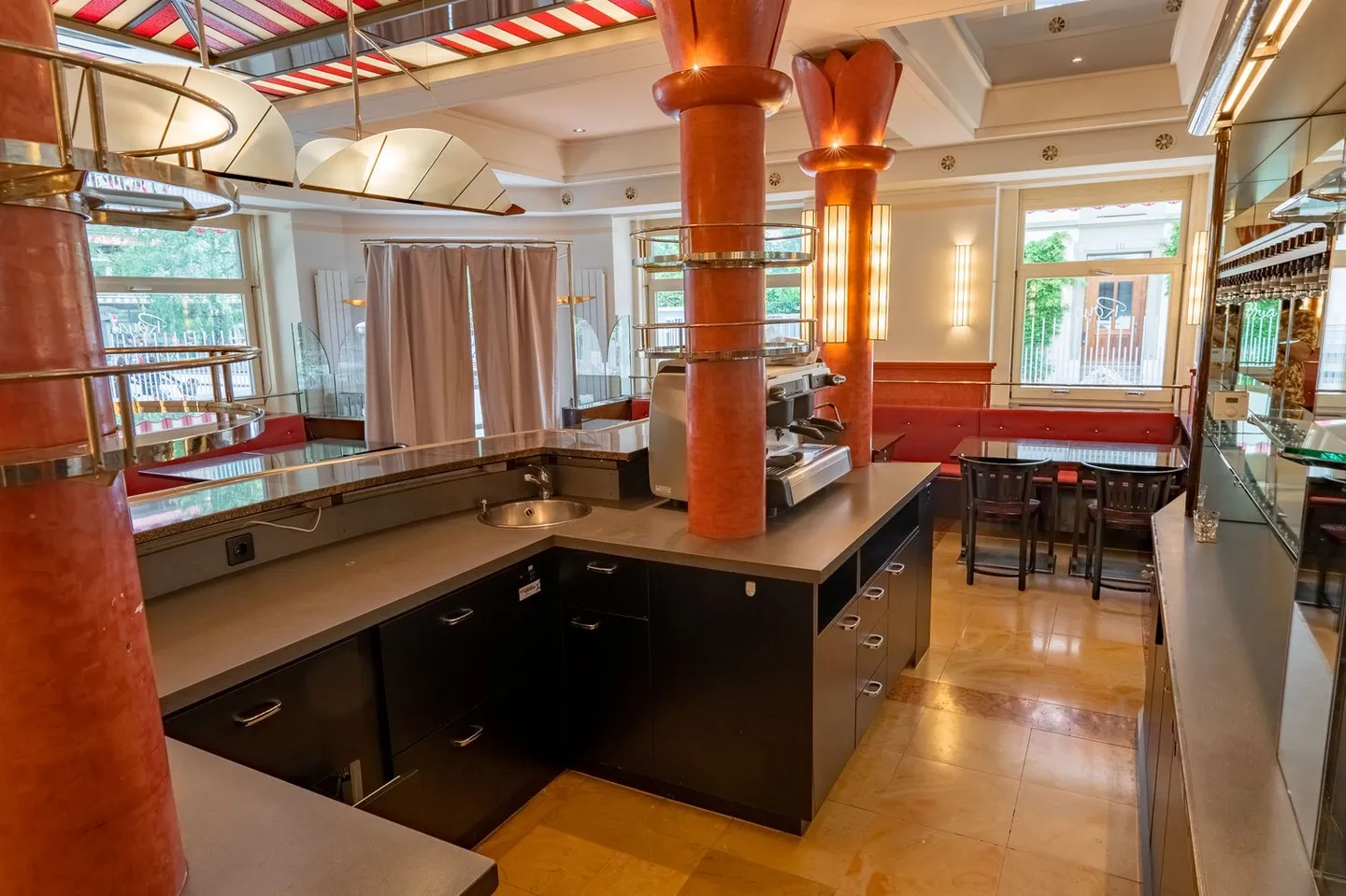Restaurant pour locataire innovant, dans un emplacement ensoleillé et central - Photo 12 sur 28