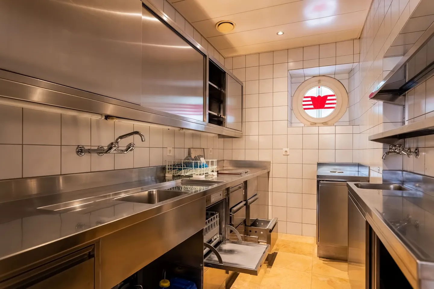 Restaurant pour locataire innovant, dans un emplacement ensoleillé et central - Photo 13 sur 28