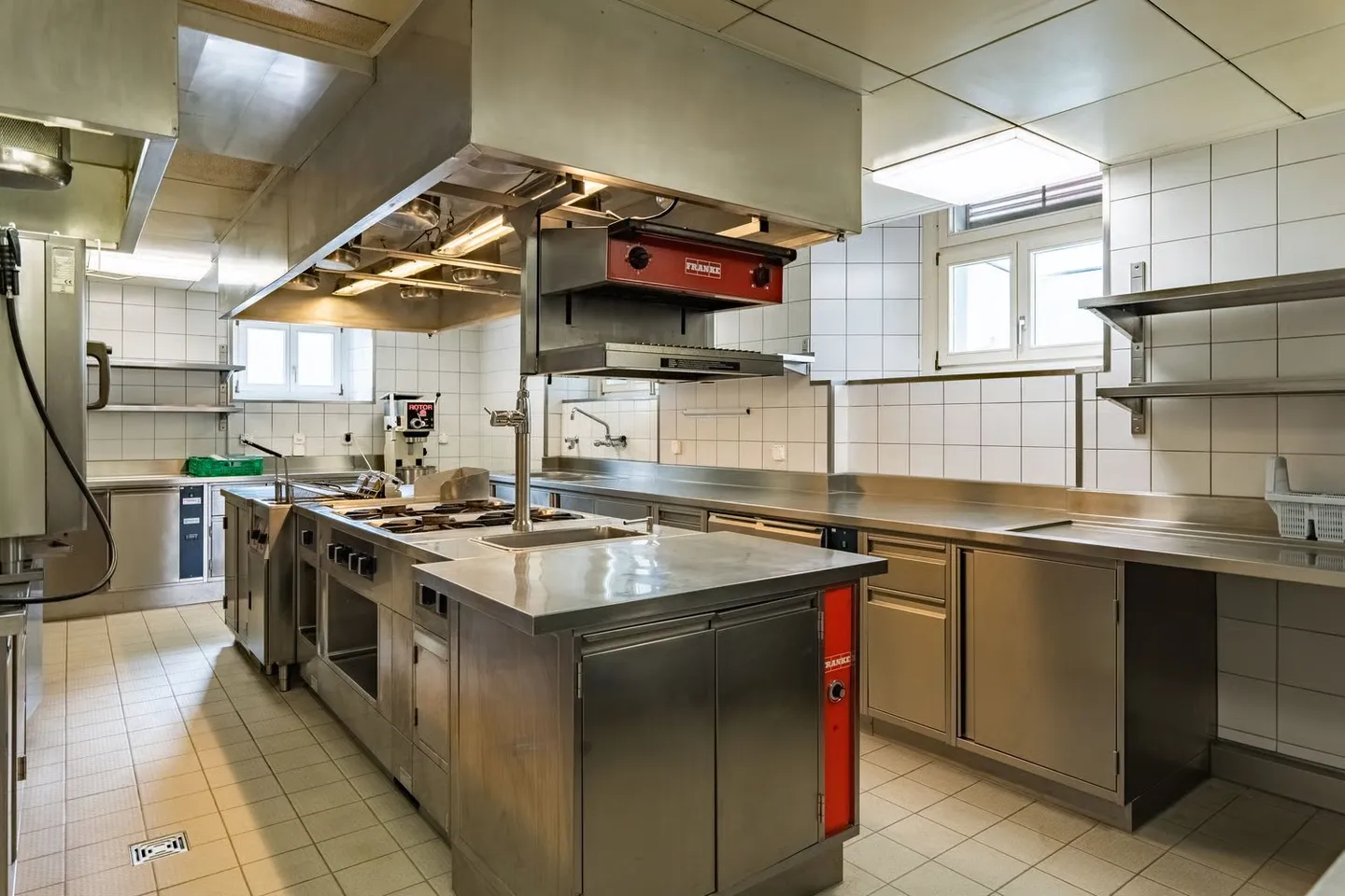 Restaurant pour locataire innovant, dans un emplacement ensoleillé et central - Photo 14 sur 28