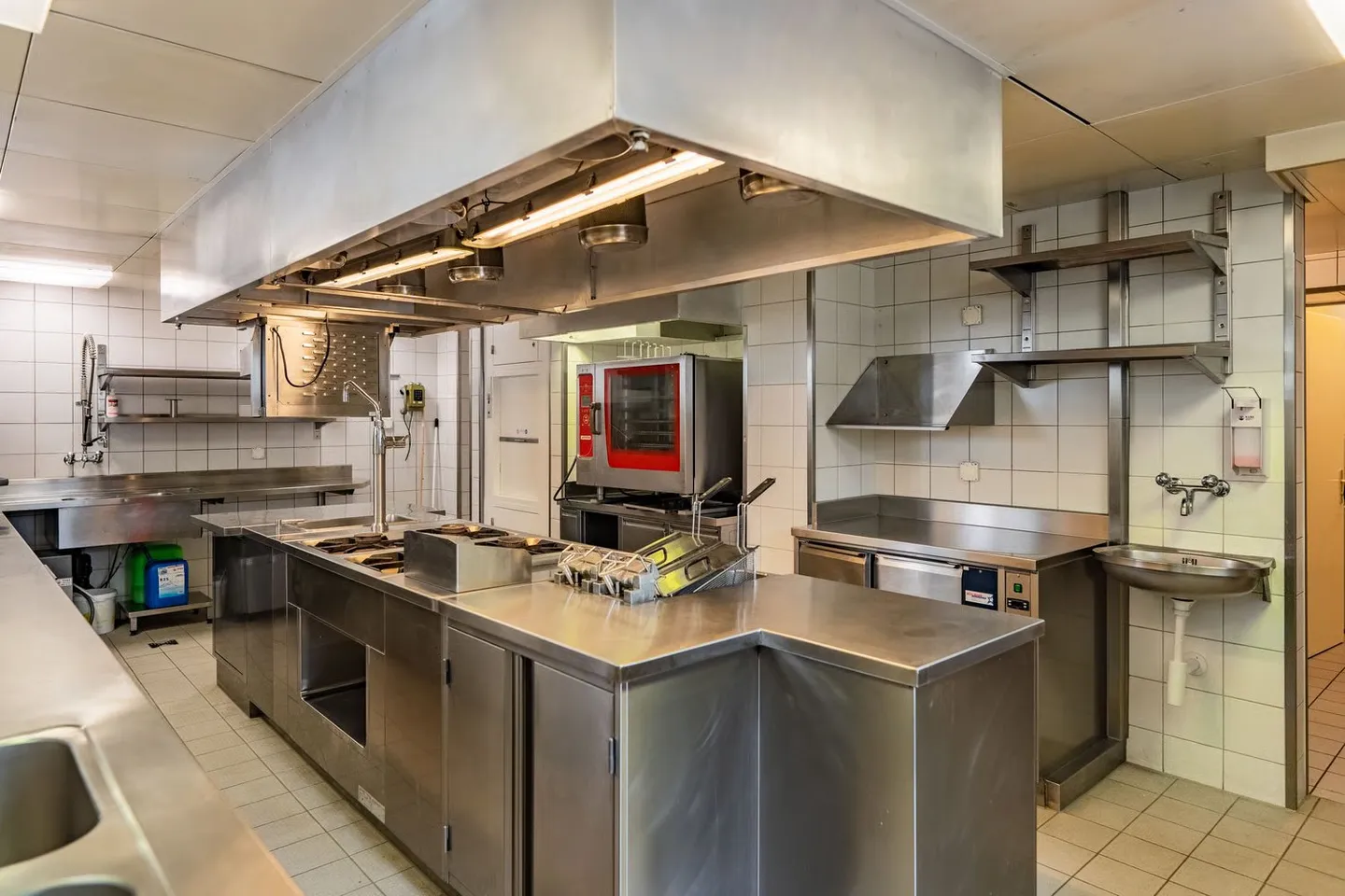 Restaurant pour locataire innovant, dans un emplacement ensoleillé et central - Photo 15 sur 28