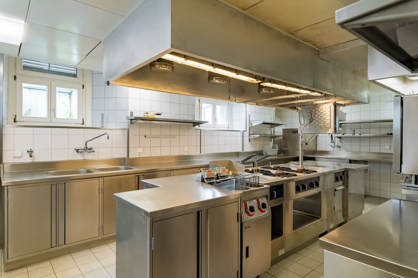 Restaurant pour locataire innovant, dans un emplacement ensoleillé et central - Photo 16 sur 28