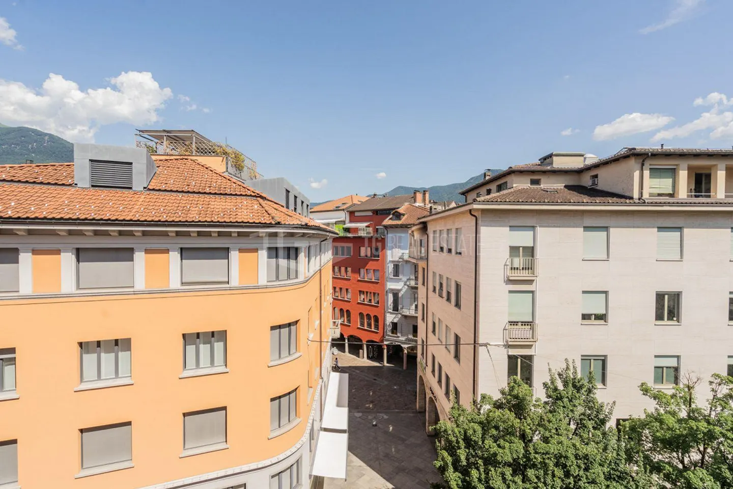 ELEGANT 2.5 ROOM APARTMENT IN THE HEART OF LUGANO - Photo 2 of 9