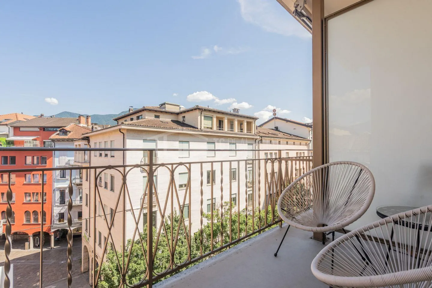 ELEGANT 2.5 ROOM APARTMENT IN THE HEART OF LUGANO - Photo 3 of 9