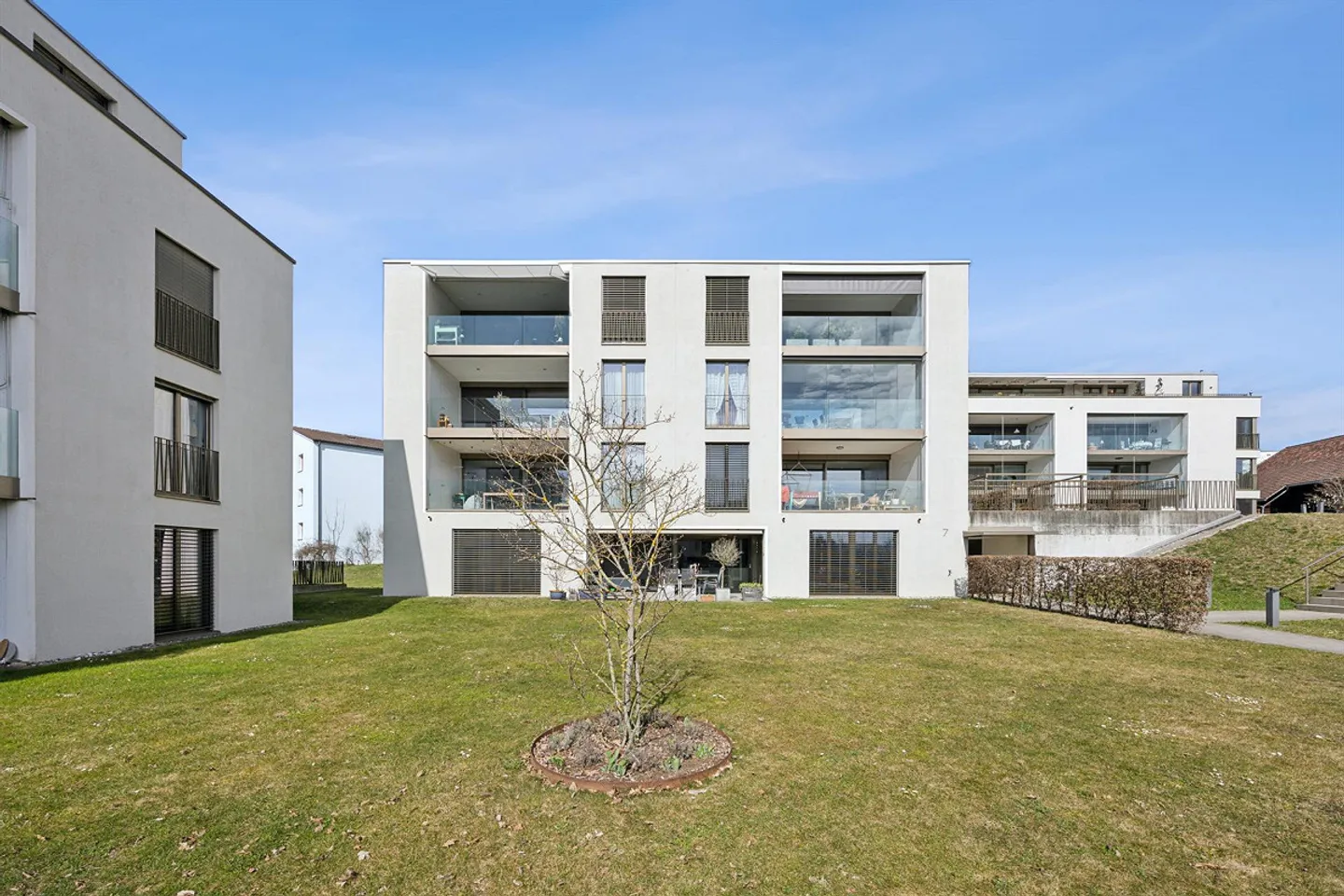 Exclusive 3.5-room condominium with parking space - Photo 1 of 15