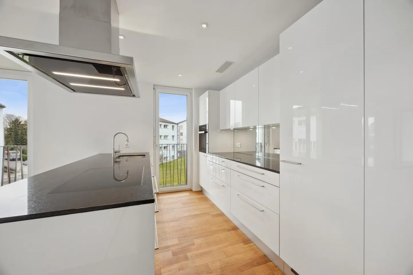 Exclusive 3.5-room condominium with parking space - Photo 2 of 15