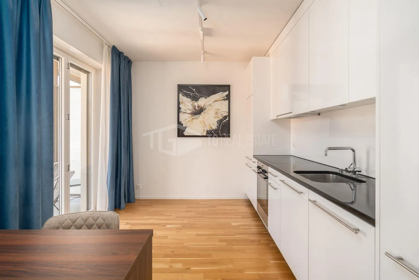 ELEGANT 2.5 ROOM APARTMENT IN THE HEART OF LUGANO - Photo 7 of 9