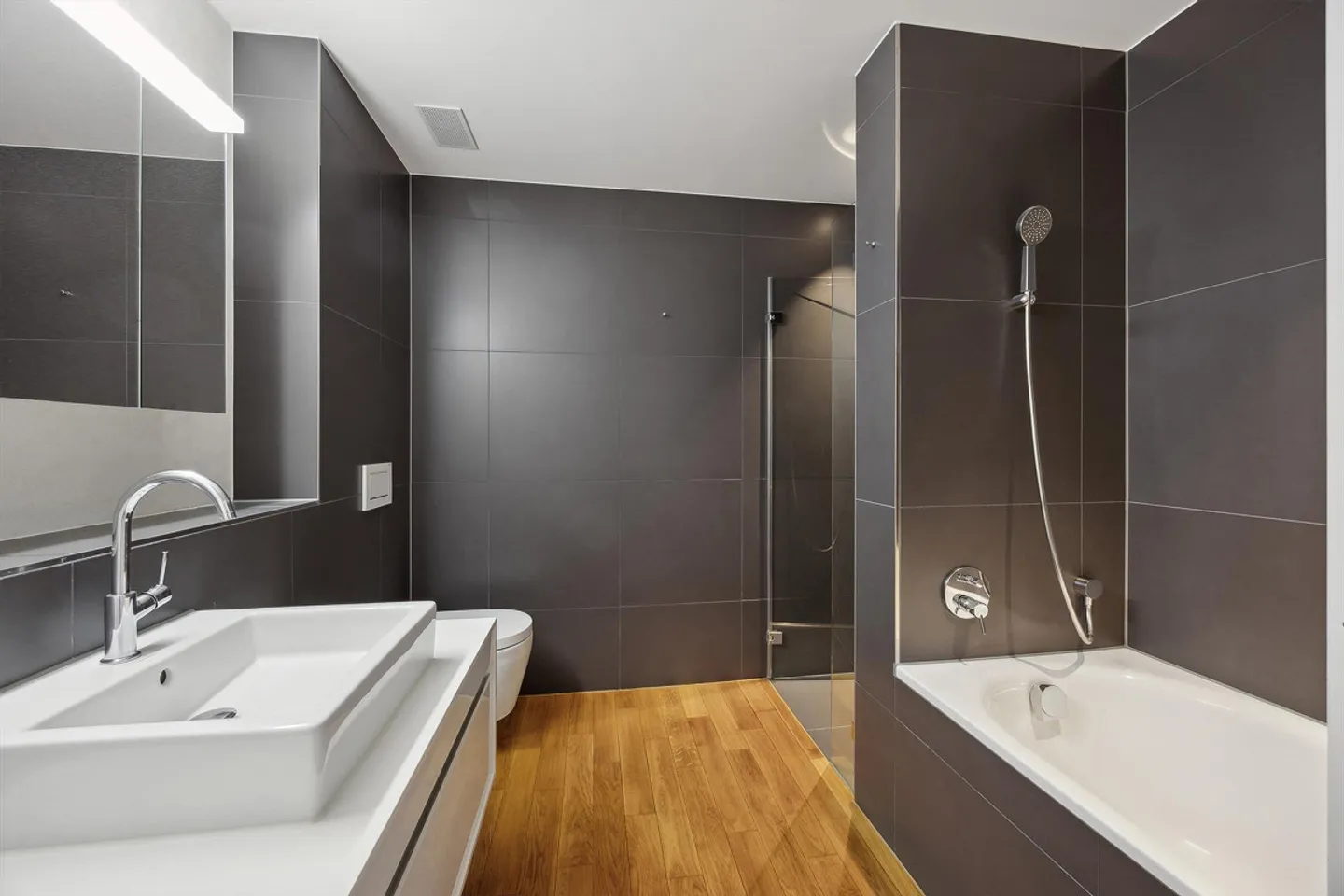 Exclusive 3.5-room condominium with parking space - Photo 3 of 15