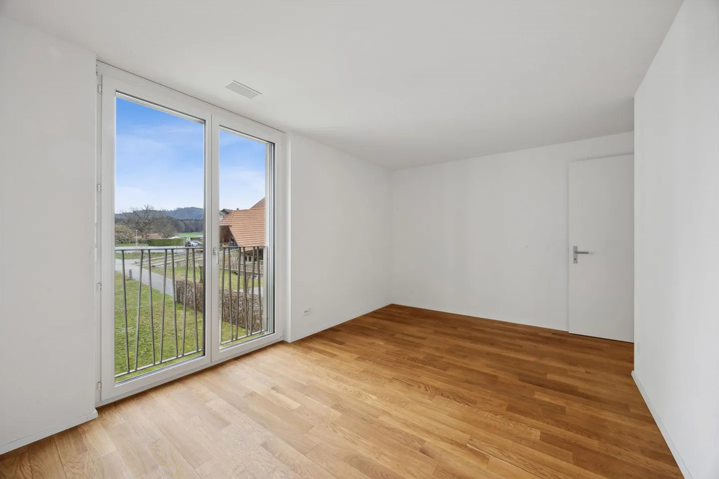 Exclusive 3.5-room condominium with parking space - Photo 7 of 15