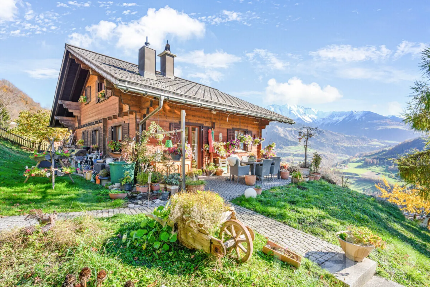 Charming chalet with incomparable views in Ruschein GR - Photo 2 of 12