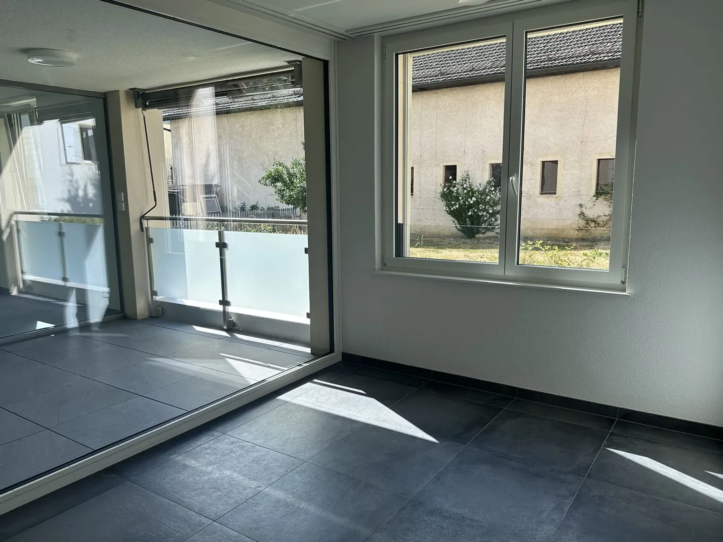 Beautiful modern 4.5-room apartment on the 1st floor - Rue de l'Épervier 3A, Cernier - Photo 3 of 14
