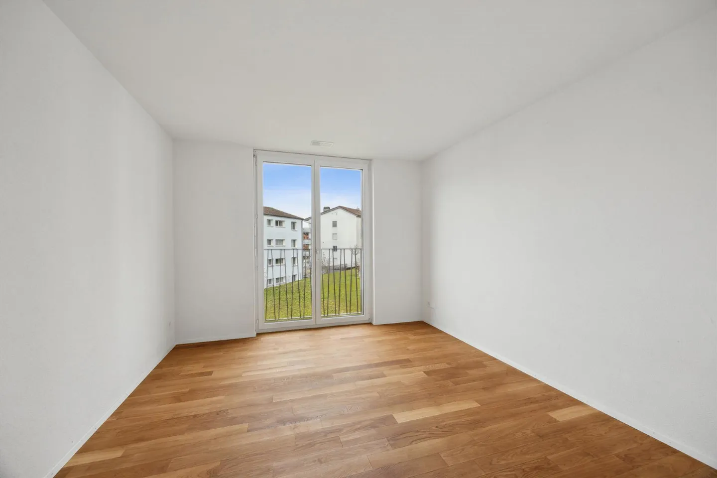 Exclusive 3.5-room condominium with parking space - Photo 8 of 15