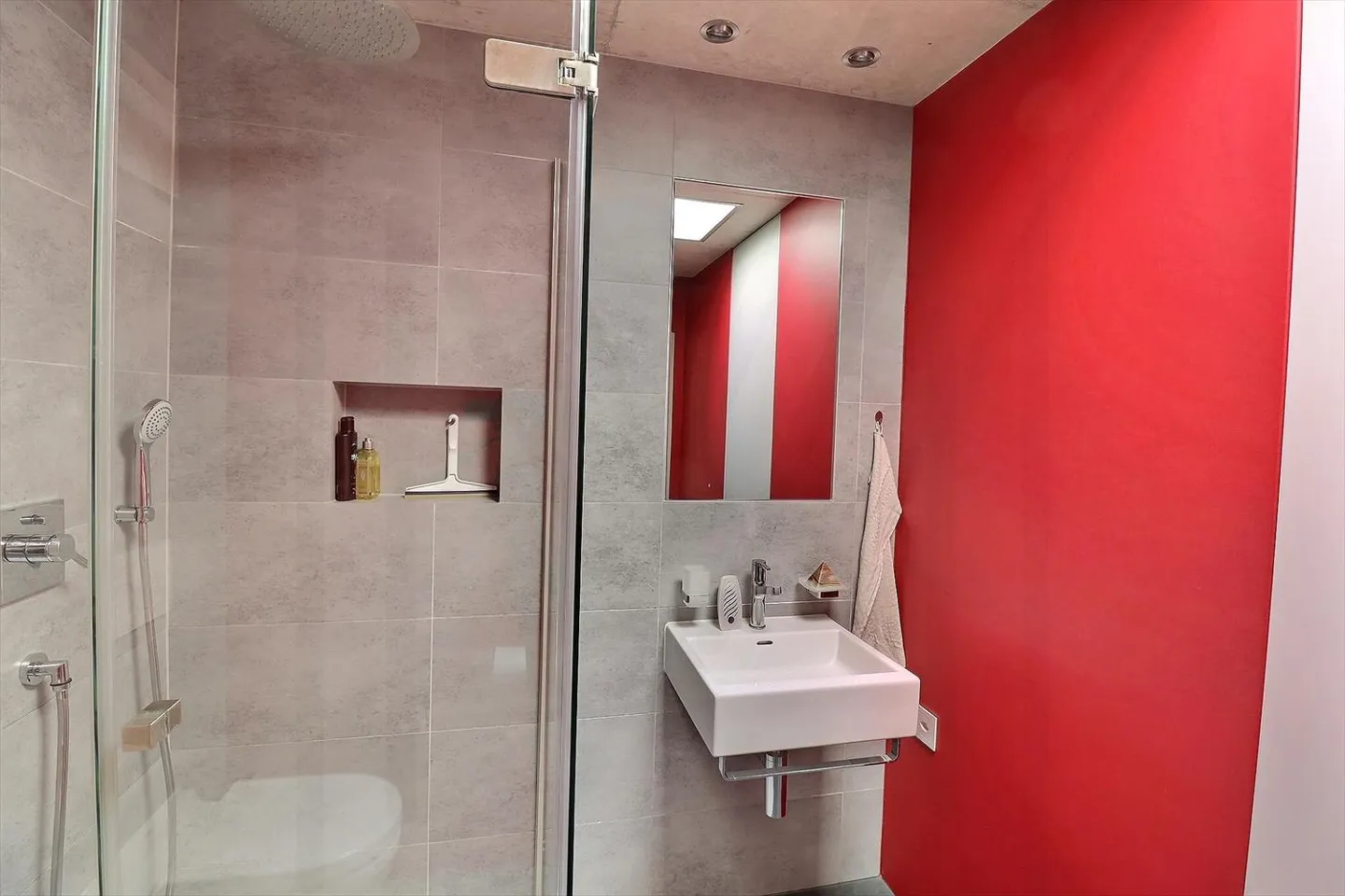 Prächtiges 3.5-Zimmer-Attikapartment im Herzen von Bulle mit Blick auf die Préalpes - Foto 9 von 11