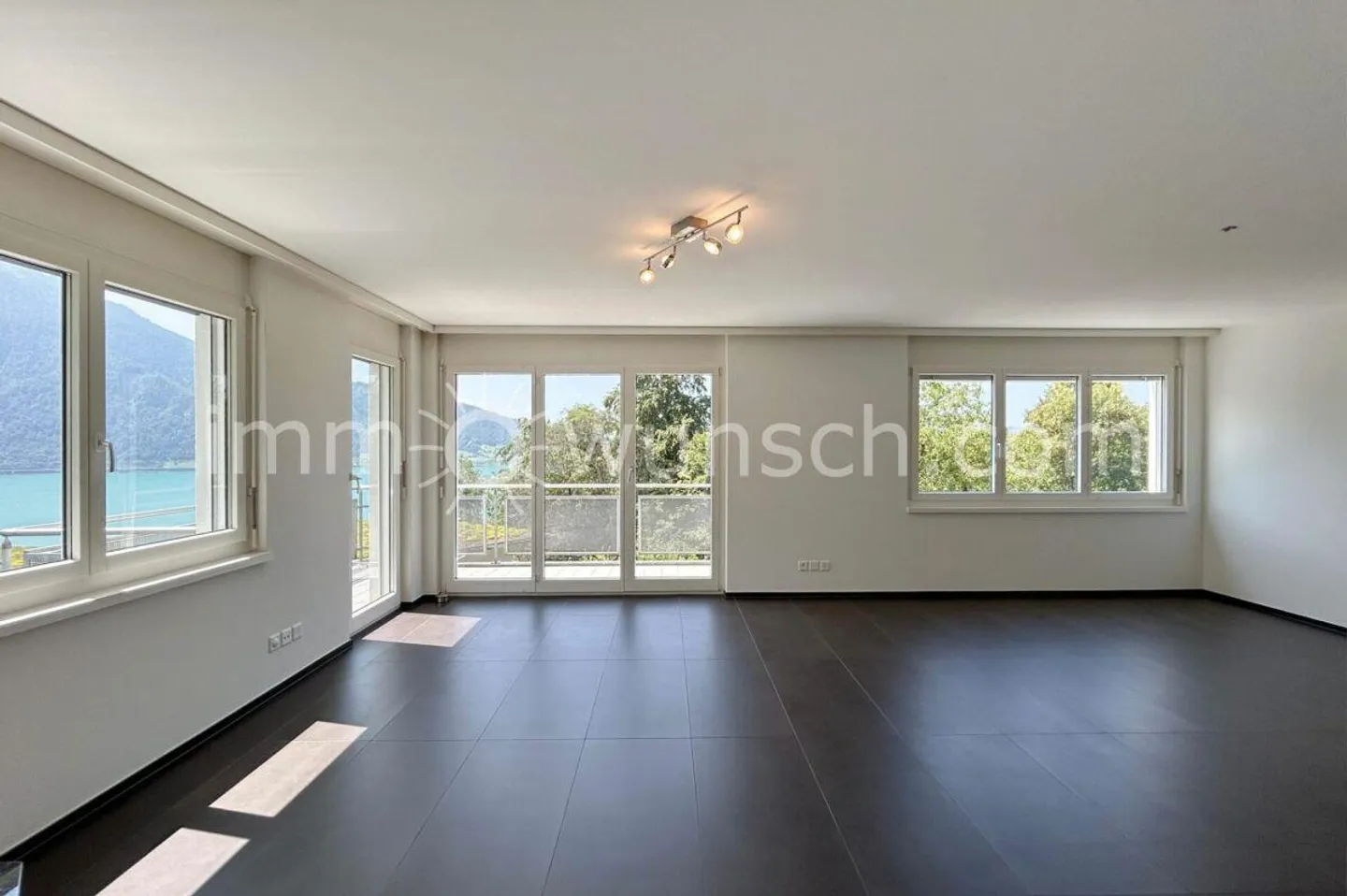 Exklusive 4 ½ Zi. EGTW mit traumhafter Seesicht in Walchwil - Foto 2 di 10