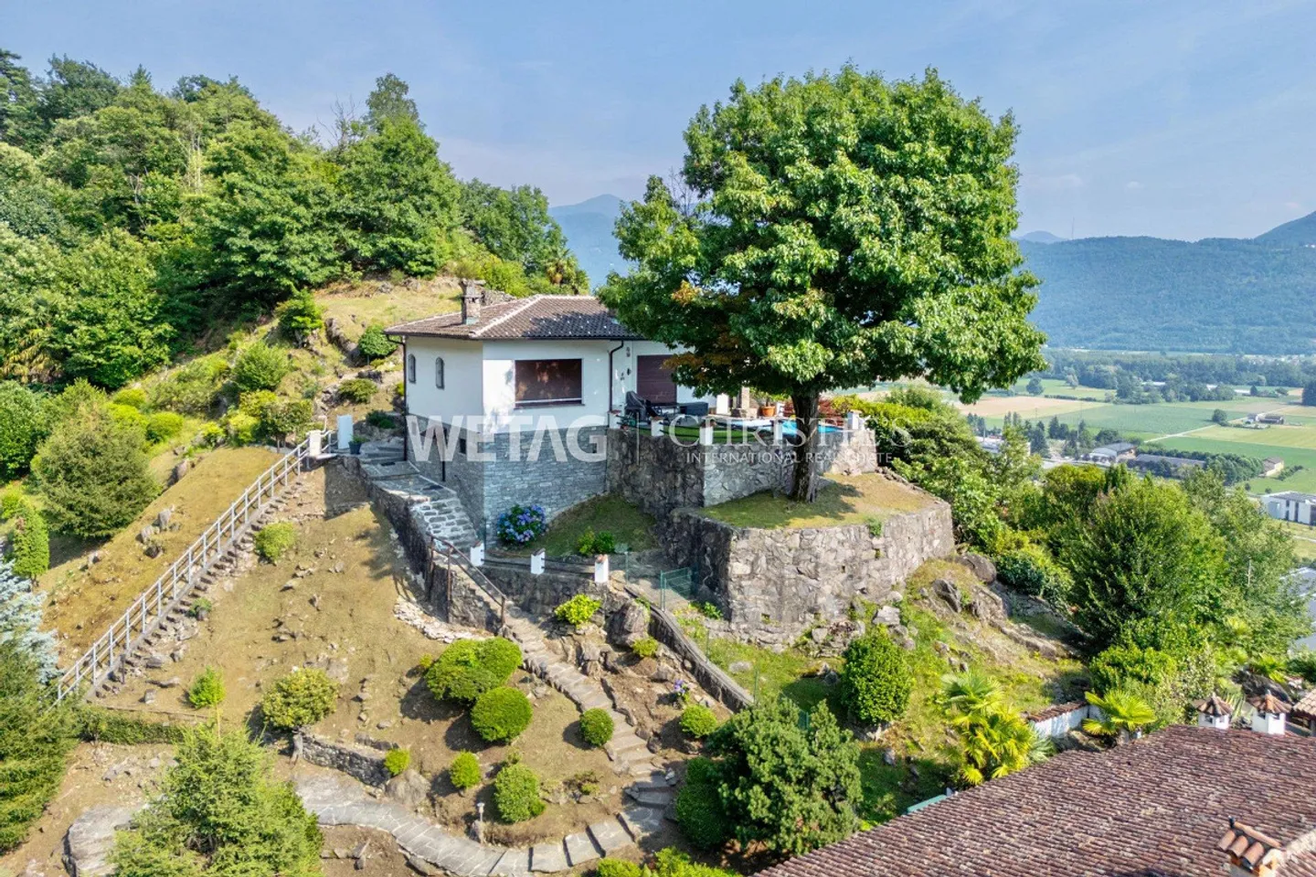 Riazzino?Lavertezzo : Villa méditerranéenne avec grand jardin et piscine extérieure à vendre - Photo 2 sur 13