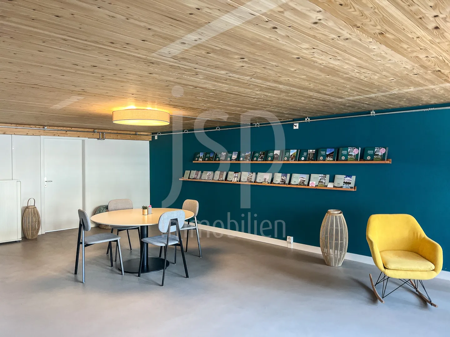 Au milieu du village; locaux pour commerce, bureau, vente - Photo 3 sur 11