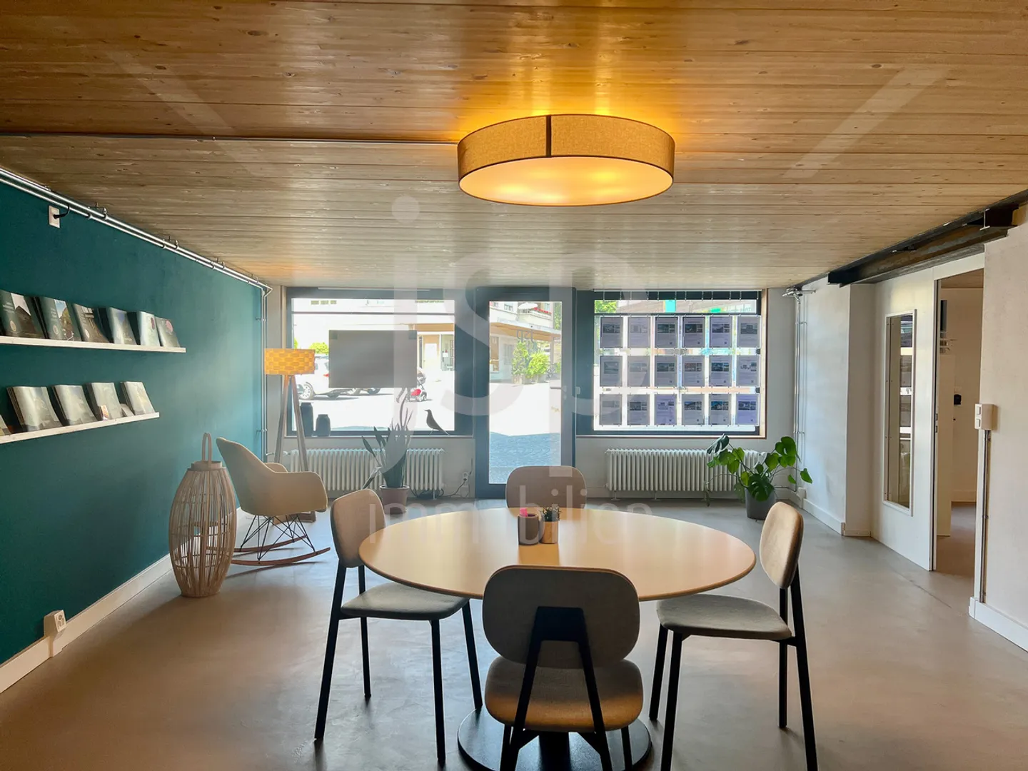 Au milieu du village; locaux pour commerce, bureau, vente - Photo 5 sur 11
