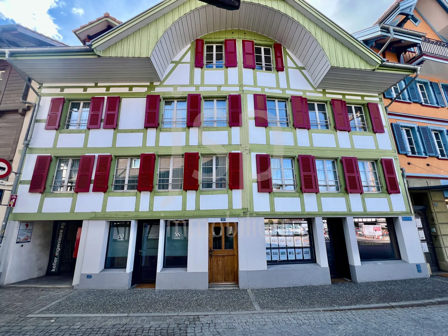 Au milieu du village; locaux pour commerce, bureau, vente - Photo 2 sur 11