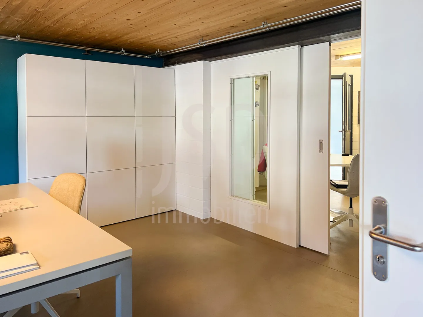 Au milieu du village; locaux pour commerce, bureau, vente - Photo 8 sur 11